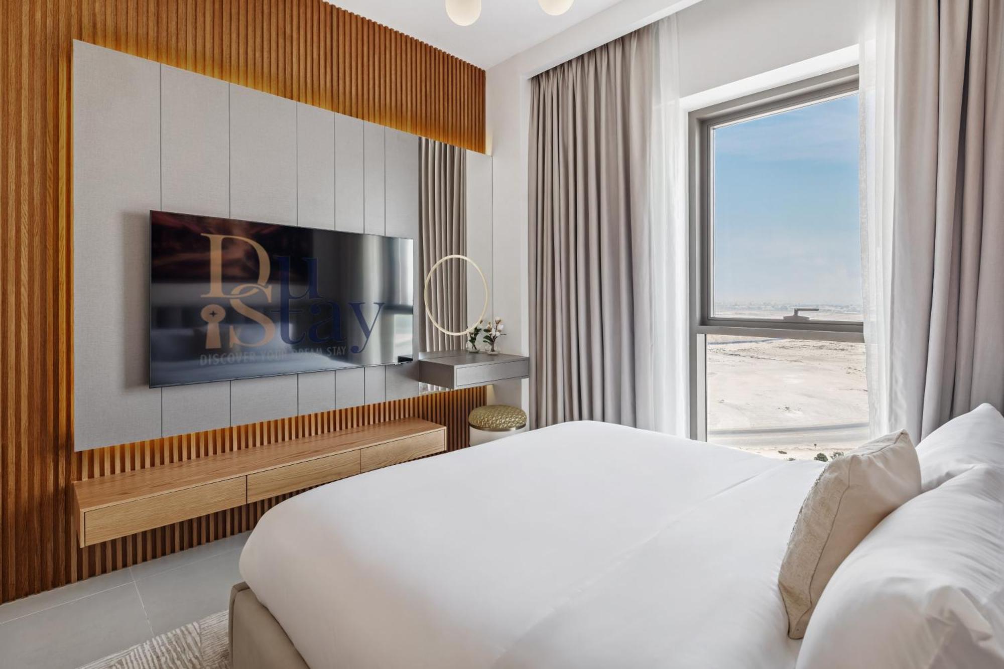 Skyline Vista 3-bedroom Haven With Lagoon Retreat Dubai